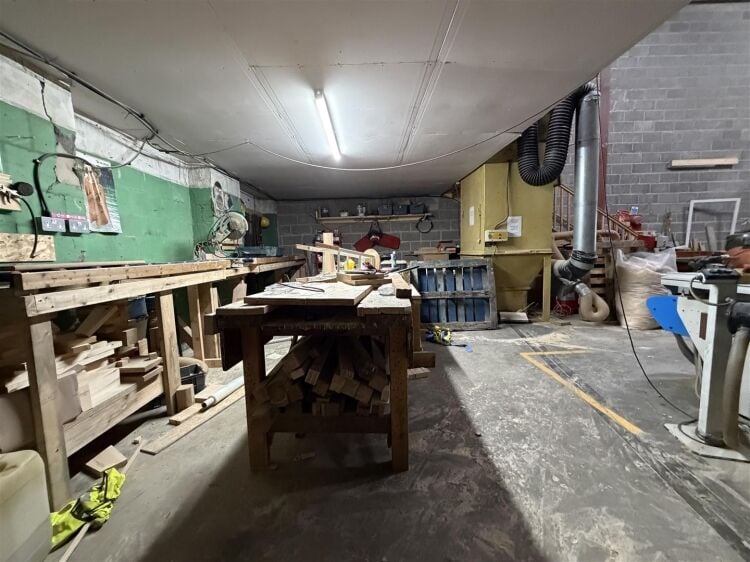 An industrial unit, currenting arranged as a joiners, of approximately 1,536 sq ft located within the printworks development which is currently underg Photo 6