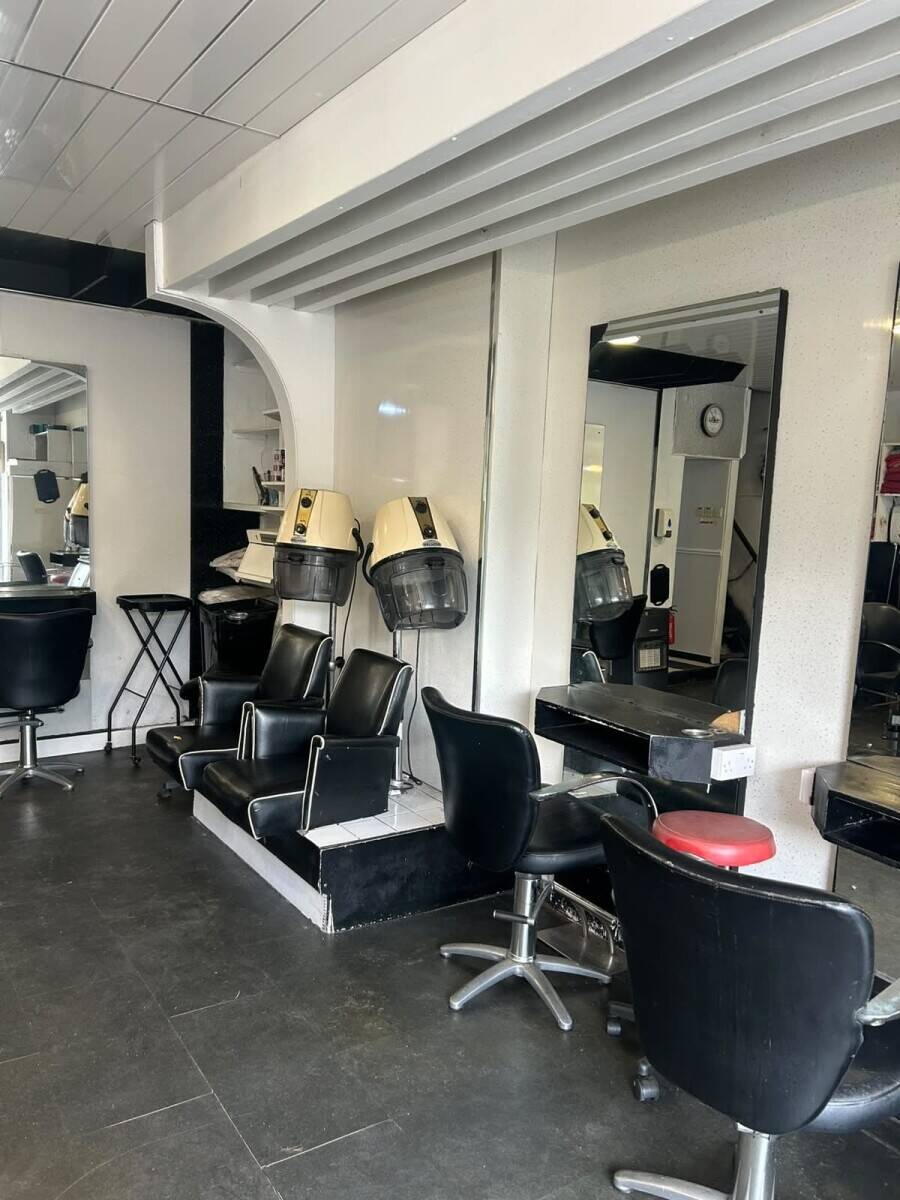 Freehold Commercial Property in Cathcart Glasgow Formerly Used as a Hair Salon for Sale Photo 6