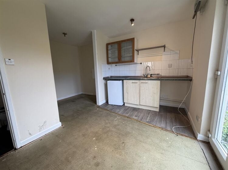 Mixed-use investment in Bristol with retail space, two studio apartments, and a garage Photo 6