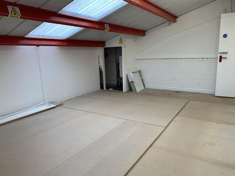Industrial Unit for Sale in Bristol with Open Plan Office Layout and Five Parking Spaces Photo 6