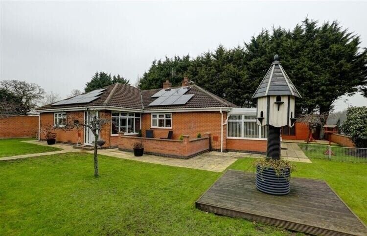3-Bedroom Bungalow and Licensed Boarding Kennels & Cattery in Scenic Lincolnshire Photo 6