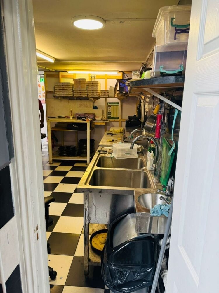 PROFITABLE PIZZA TAKEAWAY BUSINESS WITH HUGE POTENTIAL FOR SALE IN ESSEX/ Ref: CS0788 Photo 6
