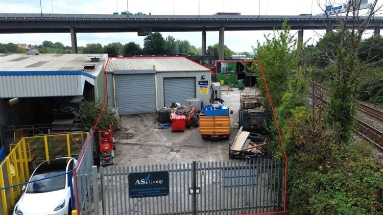 An end of terrace industrial unit measuring approximately 4,030 ft² (374.4 m²) with additional mezzanine storage. the unit benefits from a s Photo 6