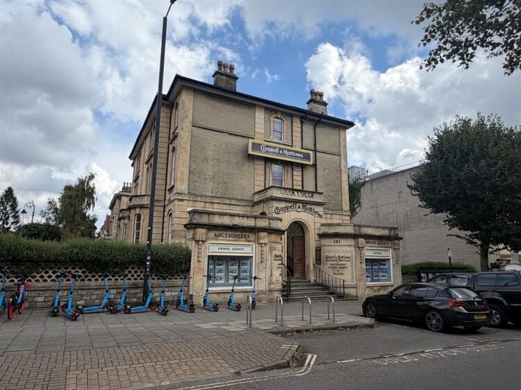 A self contained top floor office of approximately 820 ft² / 76 m² located in a prime trading position on whiteladies road. Photo 6