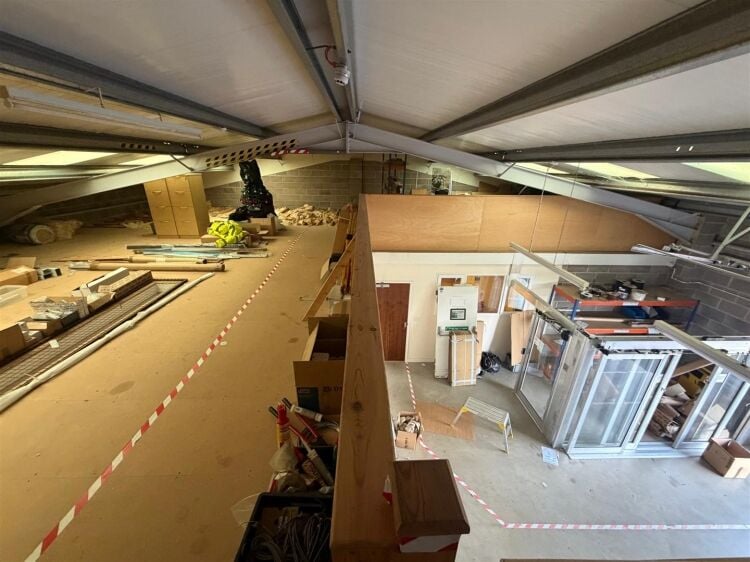 A modern light industrial unit of approximately 1,939 ft² , with further mezzanine storage of approx. 1,484 ft². the unit benefits from roll Photo 6