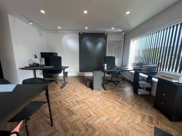 A modern shop/office of approximately 485 ft² benefiting from air conditioning, kitchen and toilet facilities. in addition, an off street parking Photo 6