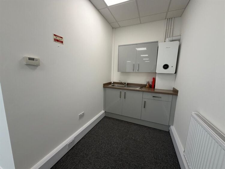 Modern Ground Floor Offices for Sale in Speedwell, Bristol with Two Parking Spaces Photo 6