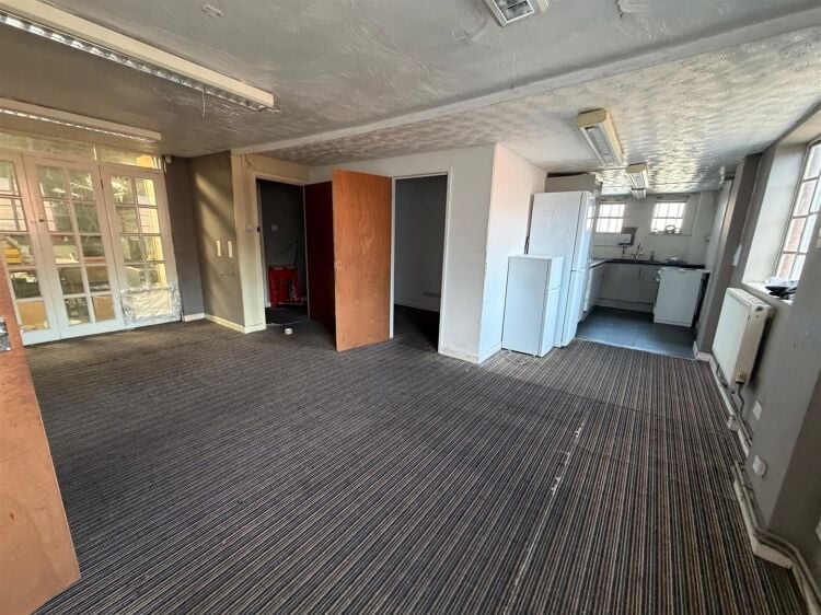 Industrial unit for sale in Bristol with offices and parking space available from November 2026 Photo 6