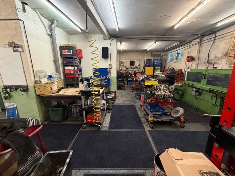 Prominent 2,000 ft² garage unit for sale on West Street, Bedminster, Bristol Photo 6