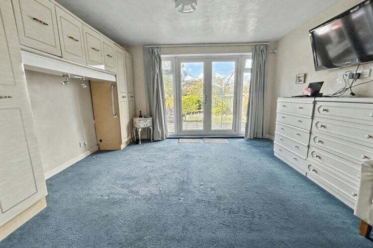 Former Guest House for Sale in Poole Dorset with 7 Bedrooms and Off-Road Parking Photo 6
