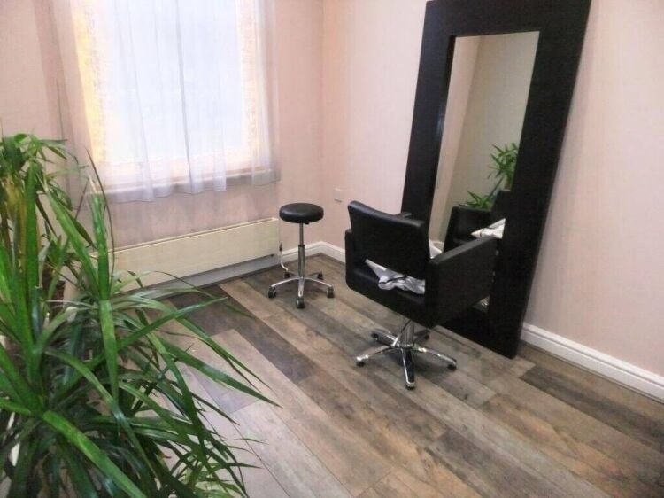 Prime Three-Storey Commercial Property Available in Reading, Berkshire - Reduced Price Photo 6