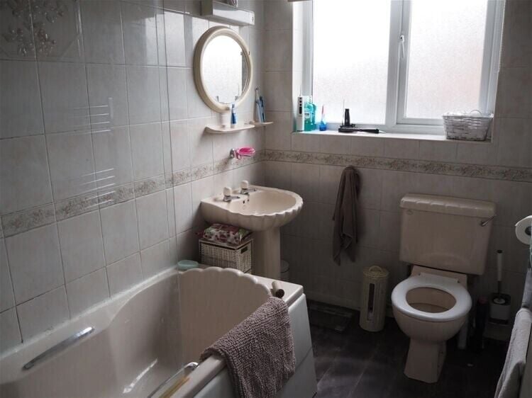 Two-Bedroom Detached House in Central Morley, Leeds, Near Amenities, with Garage and Patio Photo 6