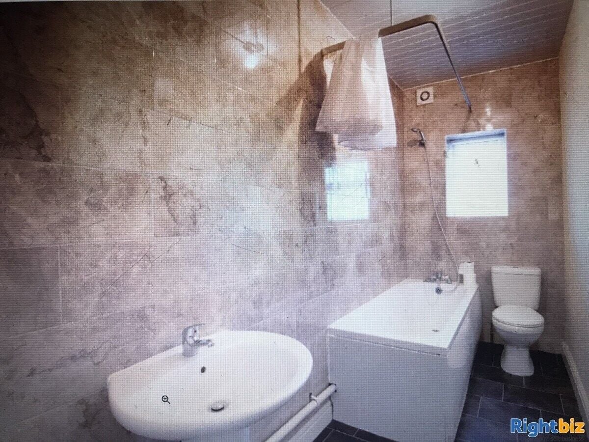 Leeds Property Alert: Freehold Shop Unit with Flat Above for Sale! Photo 6