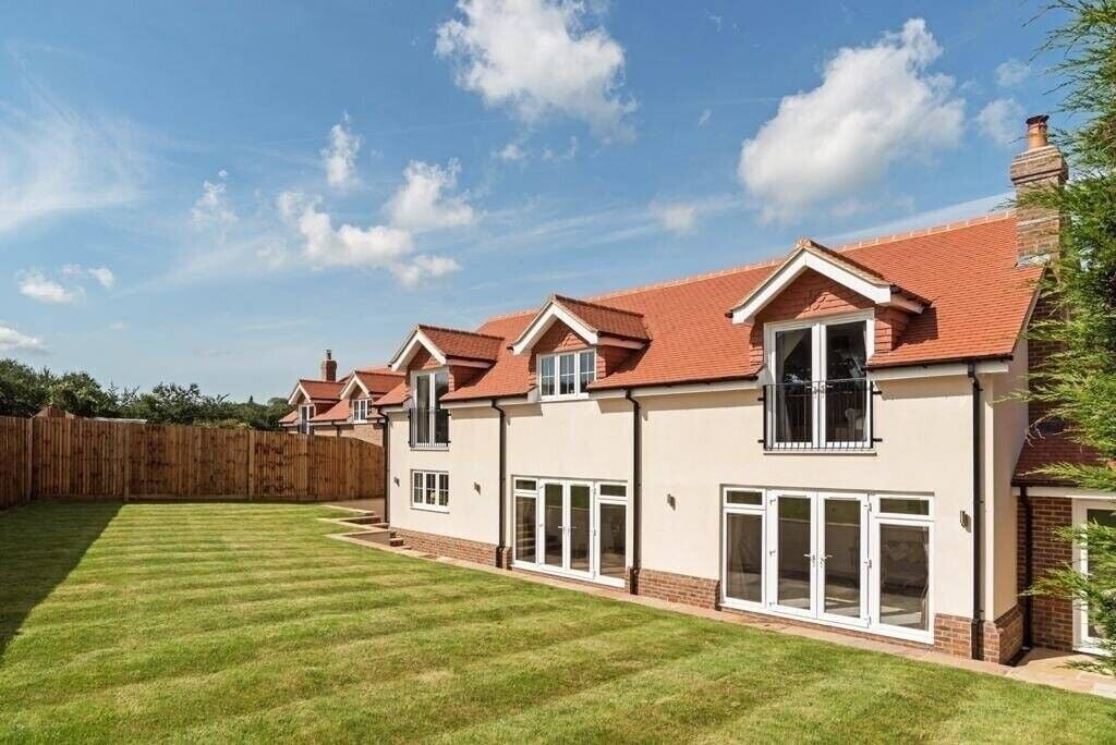 Three Detached Houses with Reliable Rental Income in Lingfield Surrey for Sale Photo 6