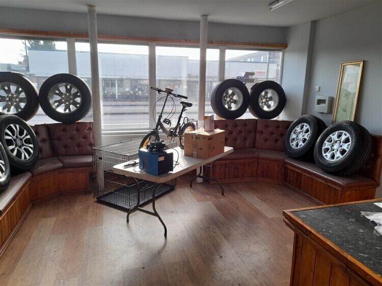 Prime Commercial Unit in Grimsby Perfect for Various Uses Photo 6