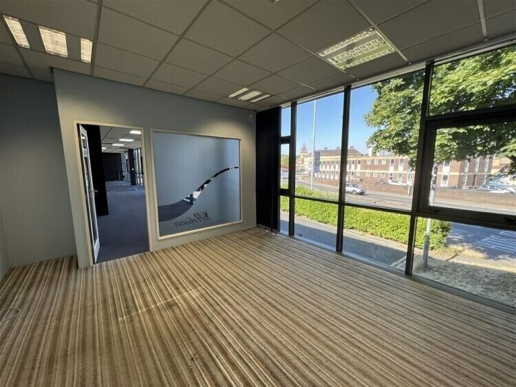 Prime Showroom Premises Available in Brighouse Town Centre, Ideal for Varied Uses Photo 7