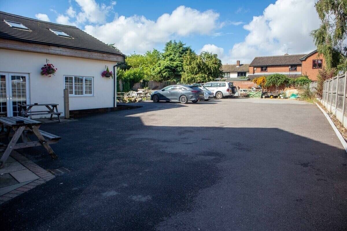 Prime Hertfordshire Pub with Massive Development Potential & Six Bedrooms Photo 7