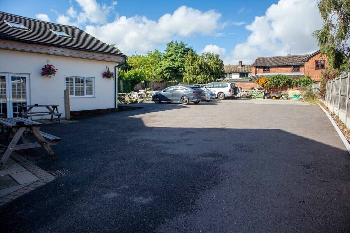Prime Hertfordshire Pub with Massive Development Potential & Six Bedrooms Photo 7
