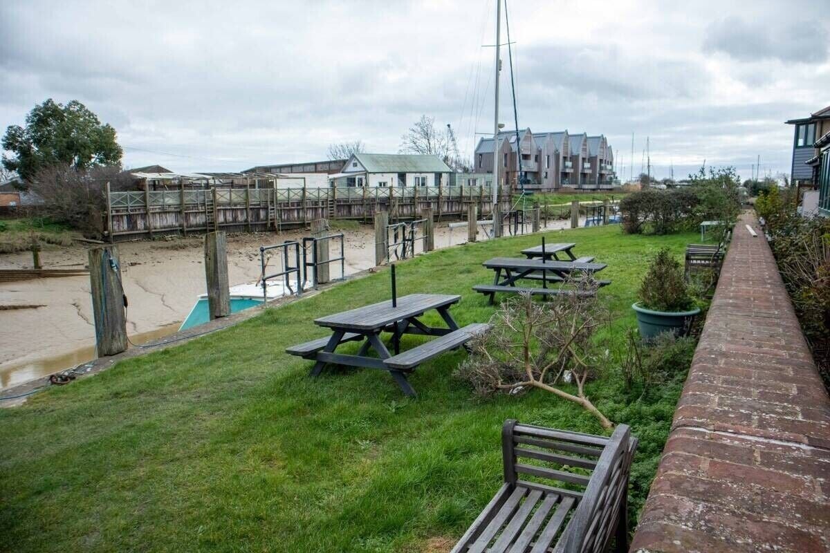 Substantial Riverside Hotel & Restaurant in Prime Quayside Location, East Sussex Photo 7