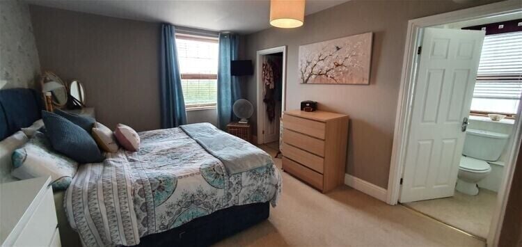 Charming Four-Bedroom Detached Property with Business Space in Barnsley, South Yorkshire Photo 7