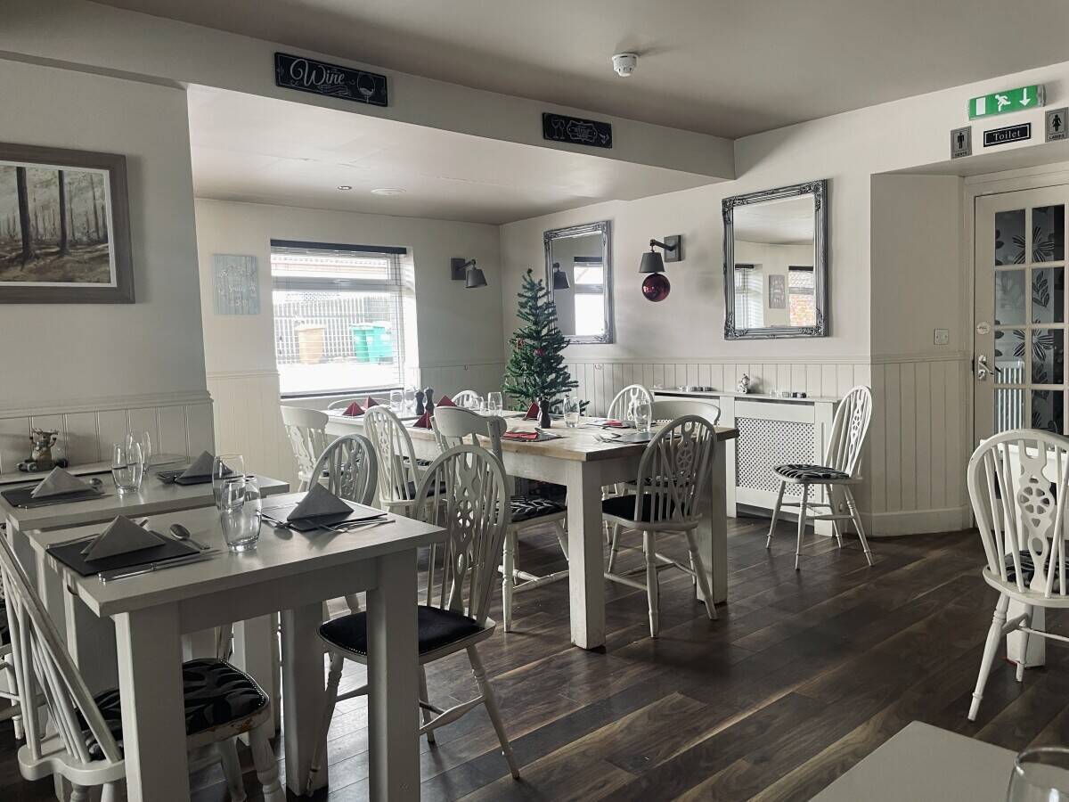 Former Fife Arms Hotel with Huge Potential - Restaurant, Bar, Letting Rooms and Owners' Accommodati Photo 7