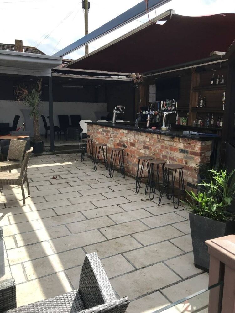 Modern Sports Pub and Four Bedroom Flat Seeking New Ownership in Reading Berkshire Photo 7