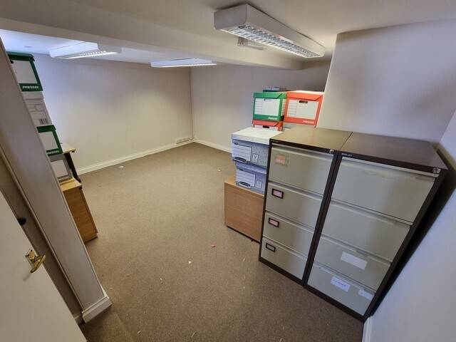 REDUCED OFFICES TO LET  WITH PARKING - APPROX. 1,700 SQ. FT.  within a GRADE II LISTED PROPERTY Photo 7