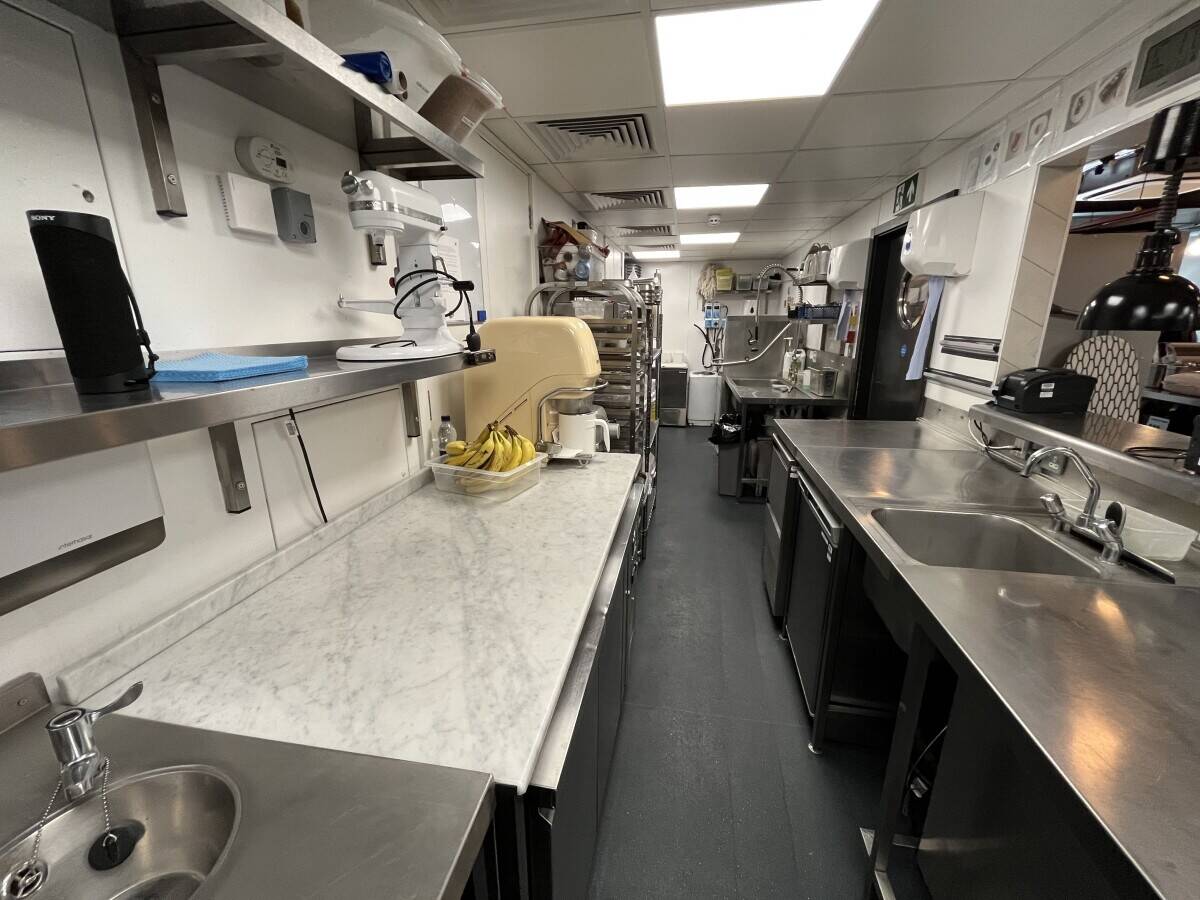 Turnkey Restaurant Ready for Lease in Wandsworth, Fully Fitted and Furnished Photo 7