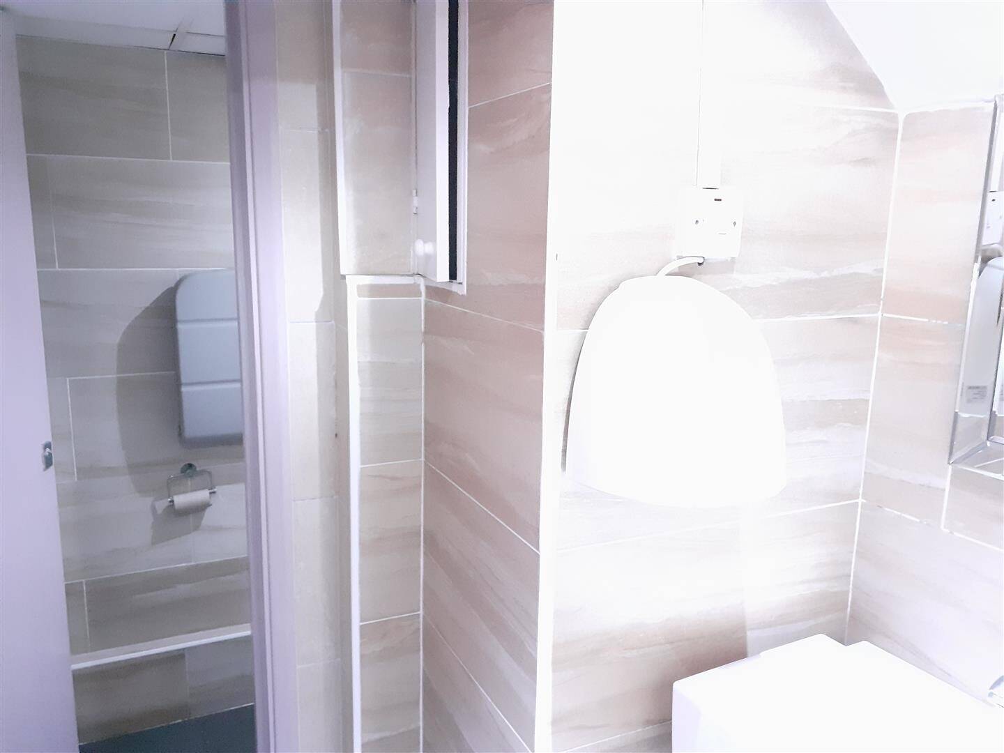 Unique Freehold Commercial Property with Large 4-Bedroom Duplex in Stanmore, HA7 Photo 7
