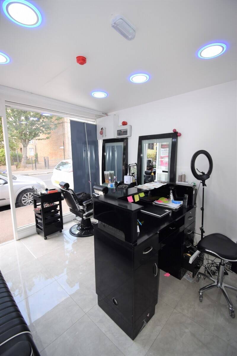 Prime Retail Space Available Near Canning Town, Ideal for Various Businesses Photo 7