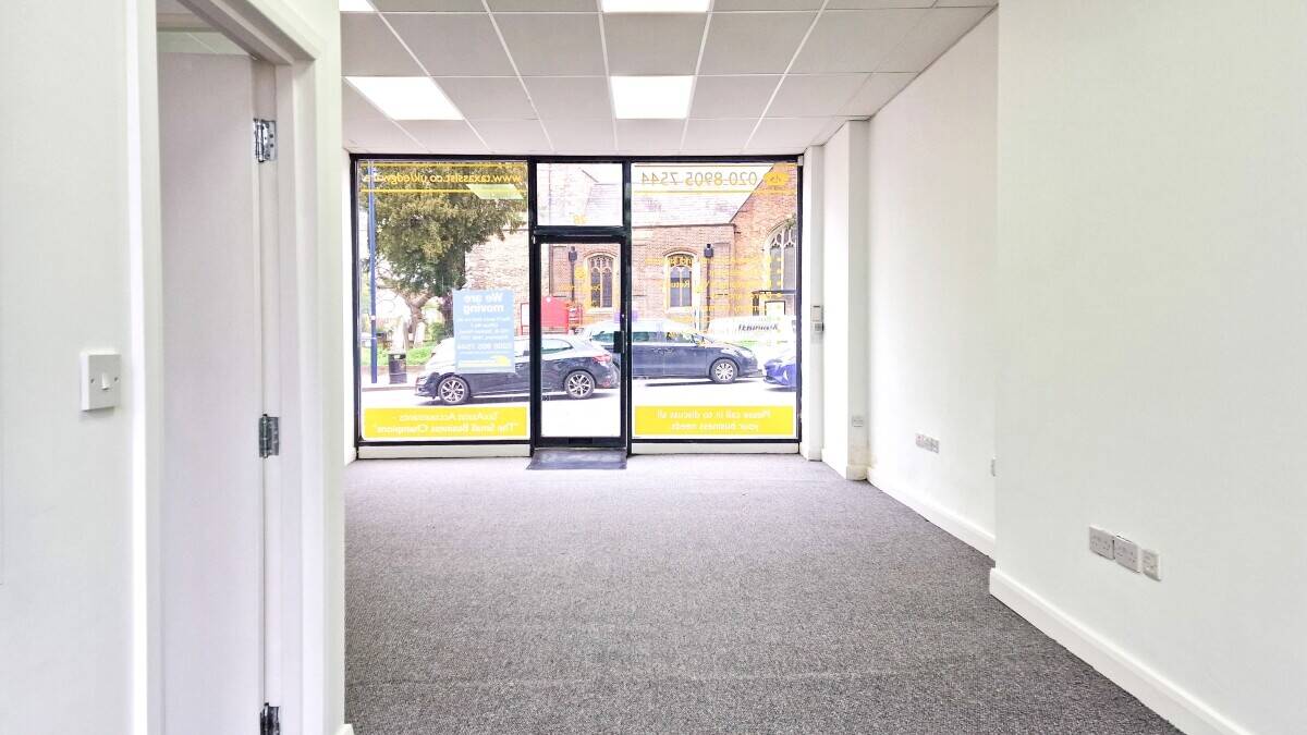 Prime High Street Retail Space Available for Lease in Vibrant Edgware Photo 7