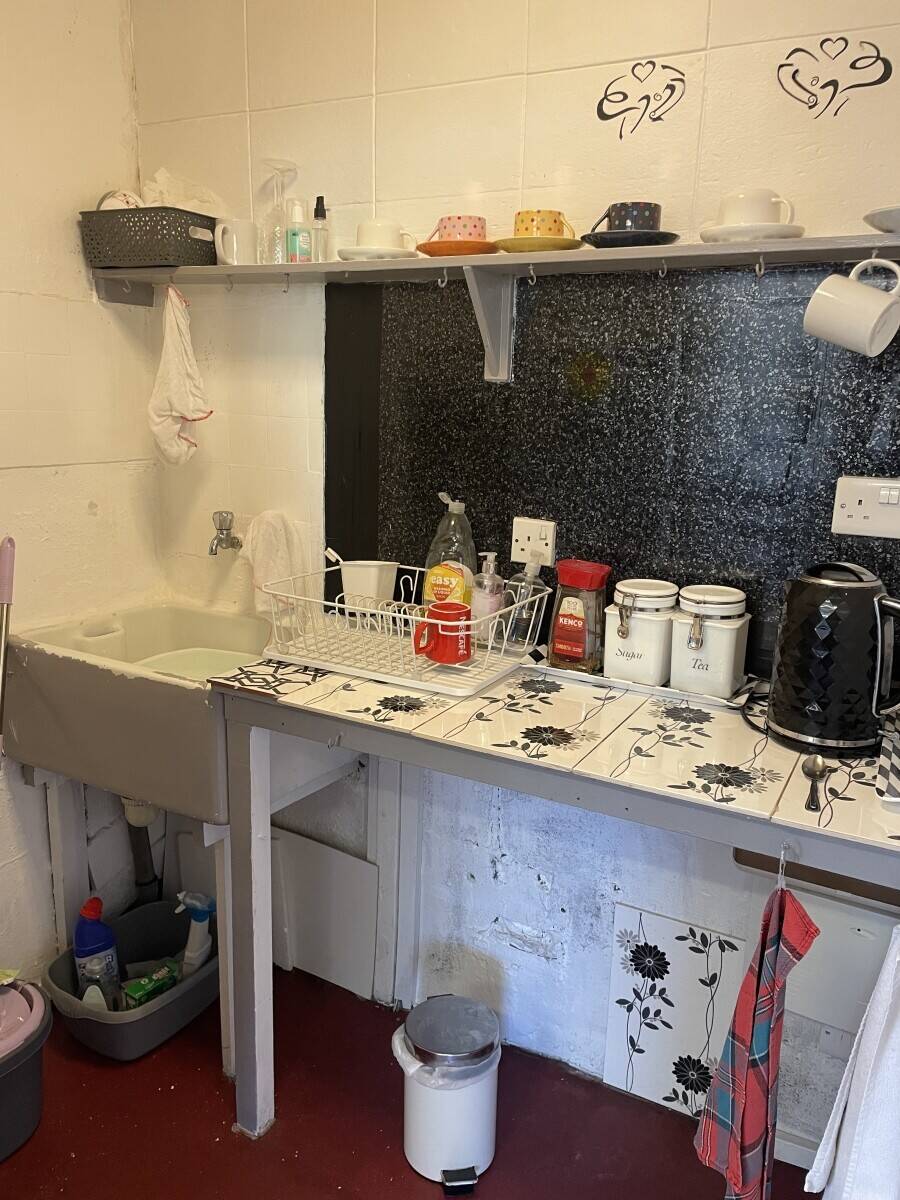 Prime Ex-Hairdressers First Floor Unit Available for Rent in Huddersfield Photo 7