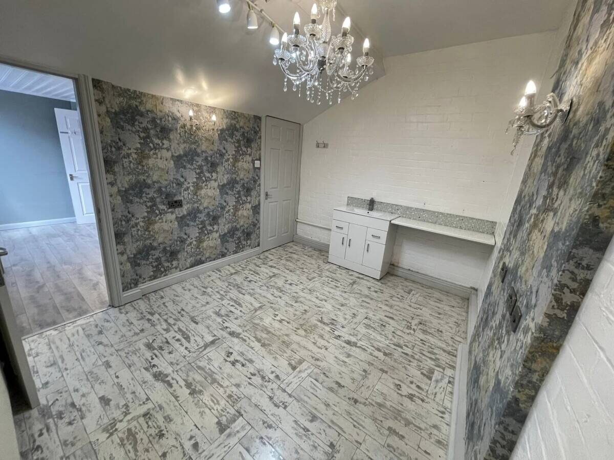 Prime Salon Space Available for Rent in Goole - Fully Equipped and Ready for Business! Photo 7