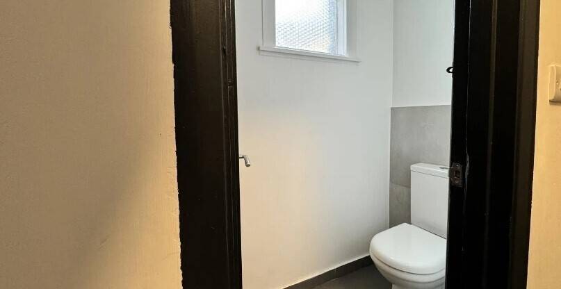 Prime Property with 0 business rates and basement in Harlesden town center Photo 7