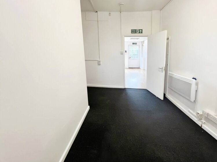 Ground Floor Shop/Office Space Available to Rent in Farnborough's Busy High Street. Ample Parking Av Photo 7