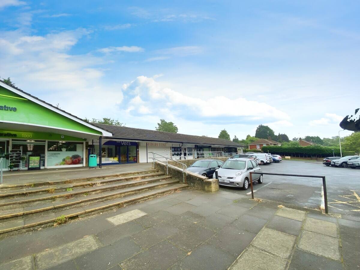 Prime Location Commercial Property Available For Lease in Tilehurst Local Centre Photo 7