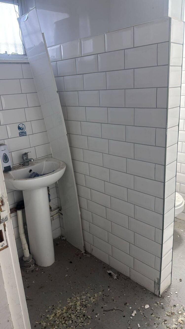 Prime Location Takeaway/Restaurant Space Available on Hounslow High Street Photo 7
