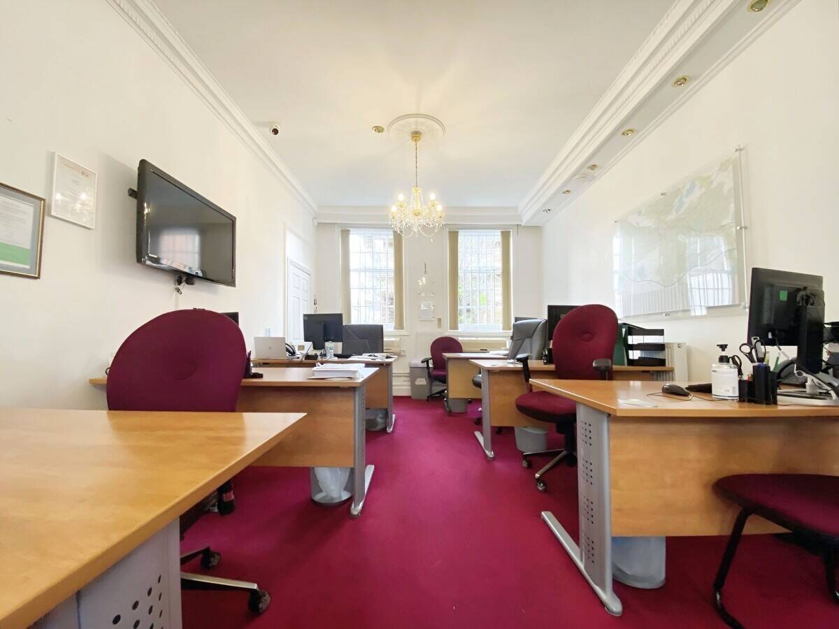 Prime Freehold E-Class Commercial Office for Sale in Central Reading, Berkshire - Immediate Vacancy Photo 7