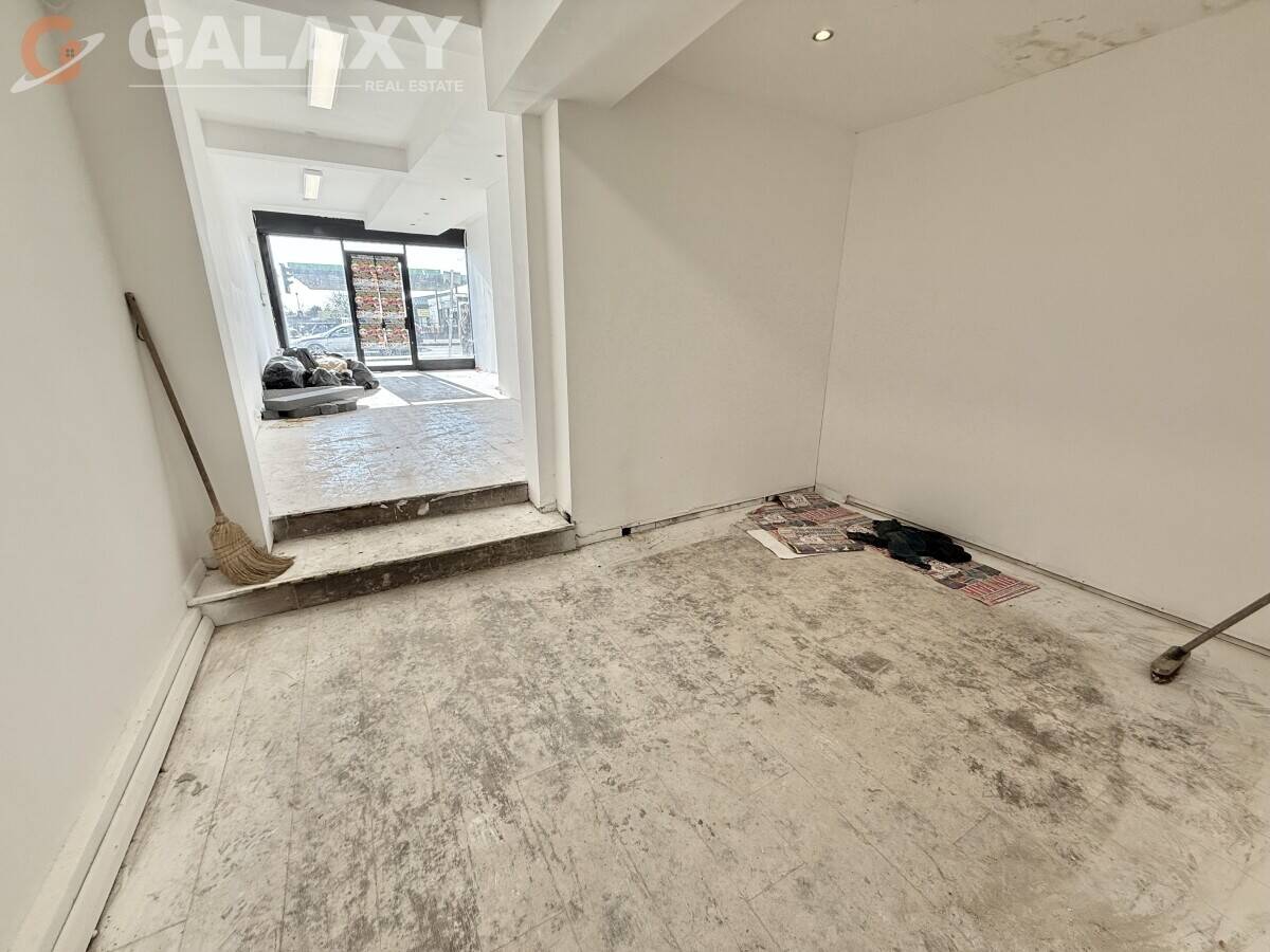 Fully Equipped A3 Restaurant & Takeaway – Prime Uxbridge Road Location – Lease for Sale! Photo 7