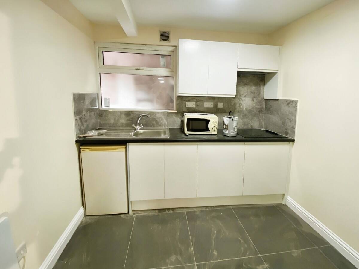 Prime Workshop Space Available for Immediate Rent in Reading, Berks - Features Inspection Pit, Kitch Photo 7