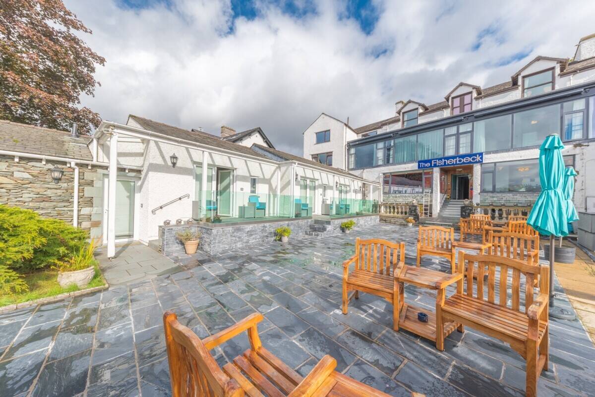 Prime Restaurant and Bar Lease Opportunity in Ambleside's Heart Photo 7
