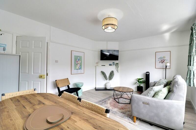 Prime Freehold Holiday Apartments in Walton on the Naze, Ideal Airbnb Investment Photo 7