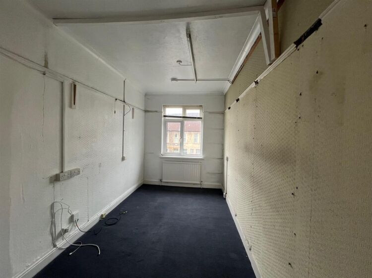 Prime Three Storey Commercial Property in Bristol, Ideal for Retail and Storage Photo 7
