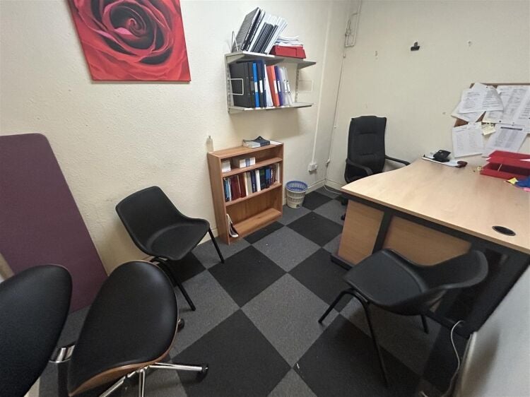Spacious Terraced Shop/Office with Kitchen and Toilet Available for Rent in Bristol Photo 7