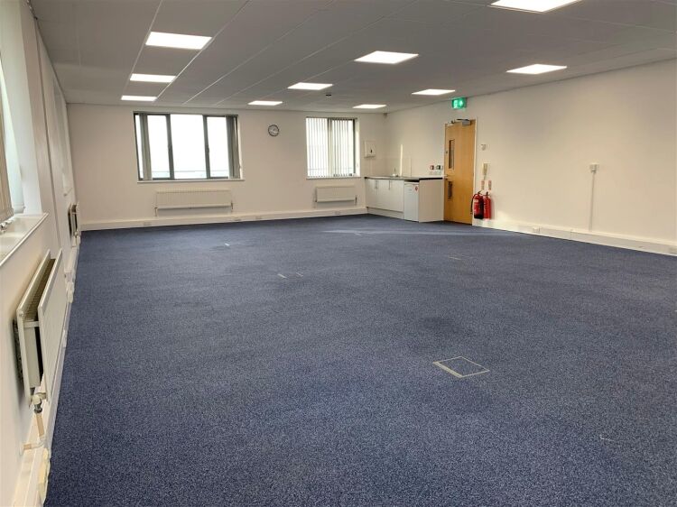 Modern First Floor Office Space with Amenities in Prime Bristol Location Photo 7