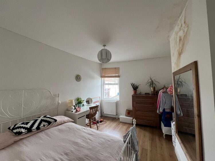 Charming End of Terrace Mixed-Use Property with Shop and Two-Bedroom Flat in Bristol Photo 7