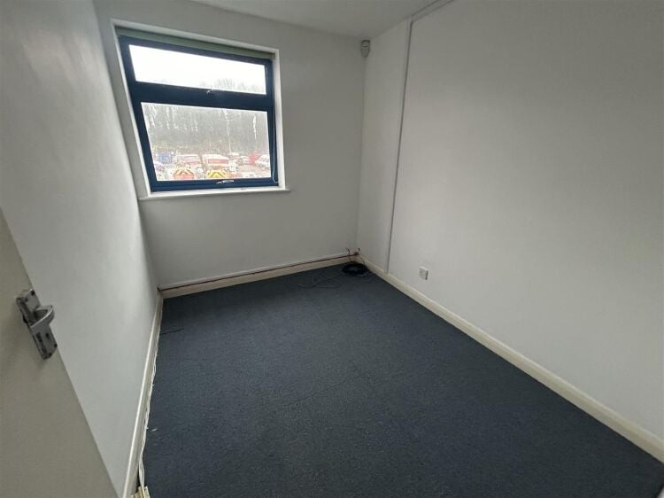 Spacious First Floor Offices with Parking in South Bristol for Rent Photo 7