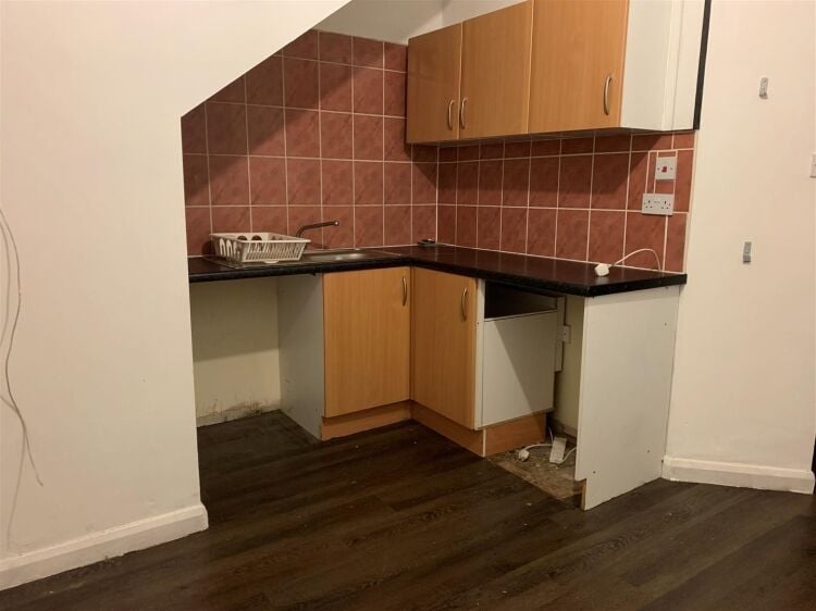 Spacious Ground Floor Retail Shop Available for Rent in Bustling Bristol Photo 7