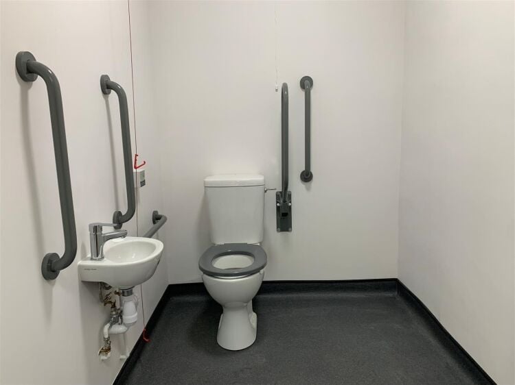 Refurbished Retail Unit in Bristol Offering Versatile 427 sq ft Space Photo 7
