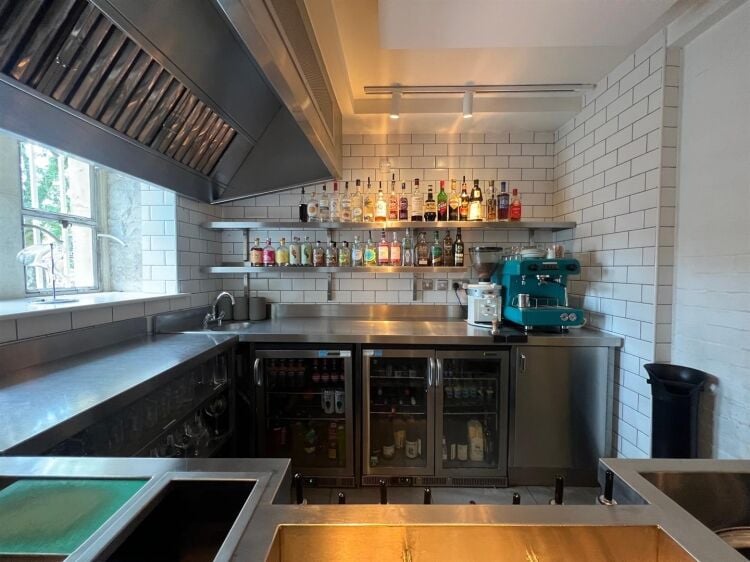 Fully Equipped Restaurant with Spacious Kitchens and Offices for Rent in Bristol Photo 7
